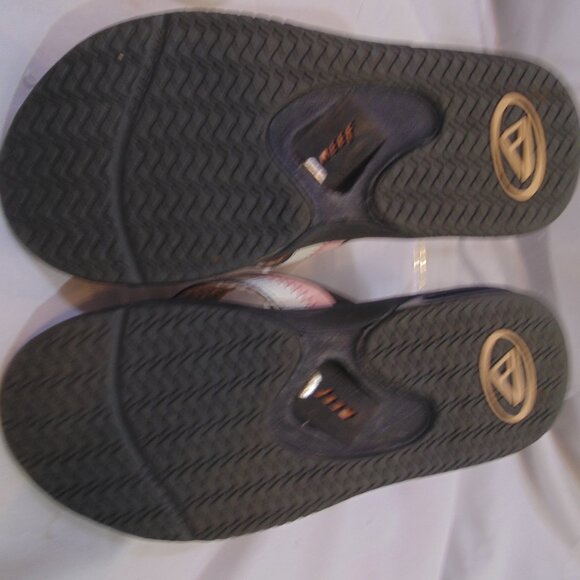 Reef Women's Sandals with Bottle Opener. Pink/white size 8 - Picture 2 of 4